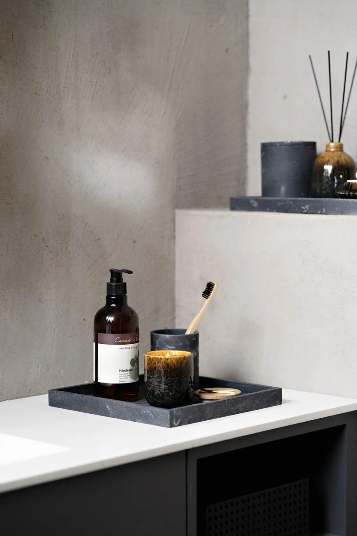 Fat marmor sort 25x25cm