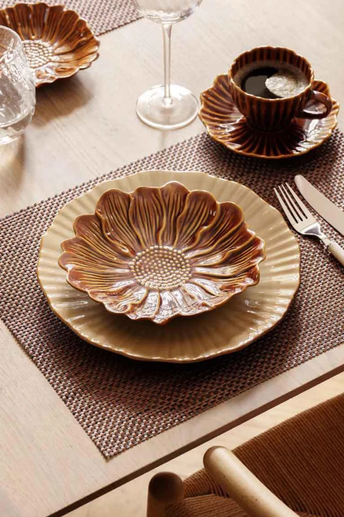 Tallerken Bloom flower 20cm Cognac